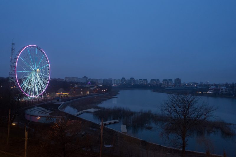 Roata mare și lacul la ora albastră, lângă Brater
