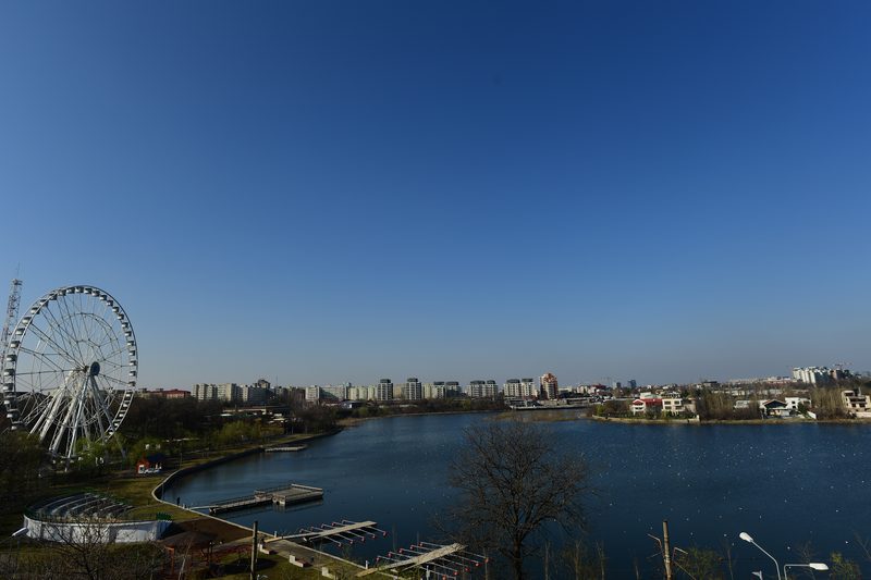 Lacul Tei sub cer senin, cu roata mare pe mal
