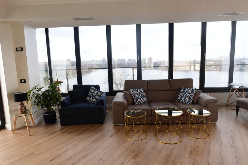 Living-ul penthouse-ului Brater, ferestre mari spre lac