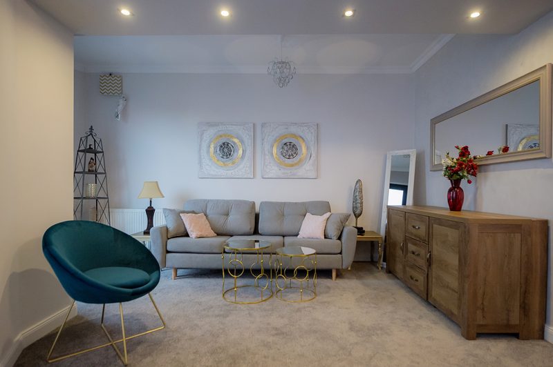 Salon luminos de suite la Brater, canapea gri și fotoliu