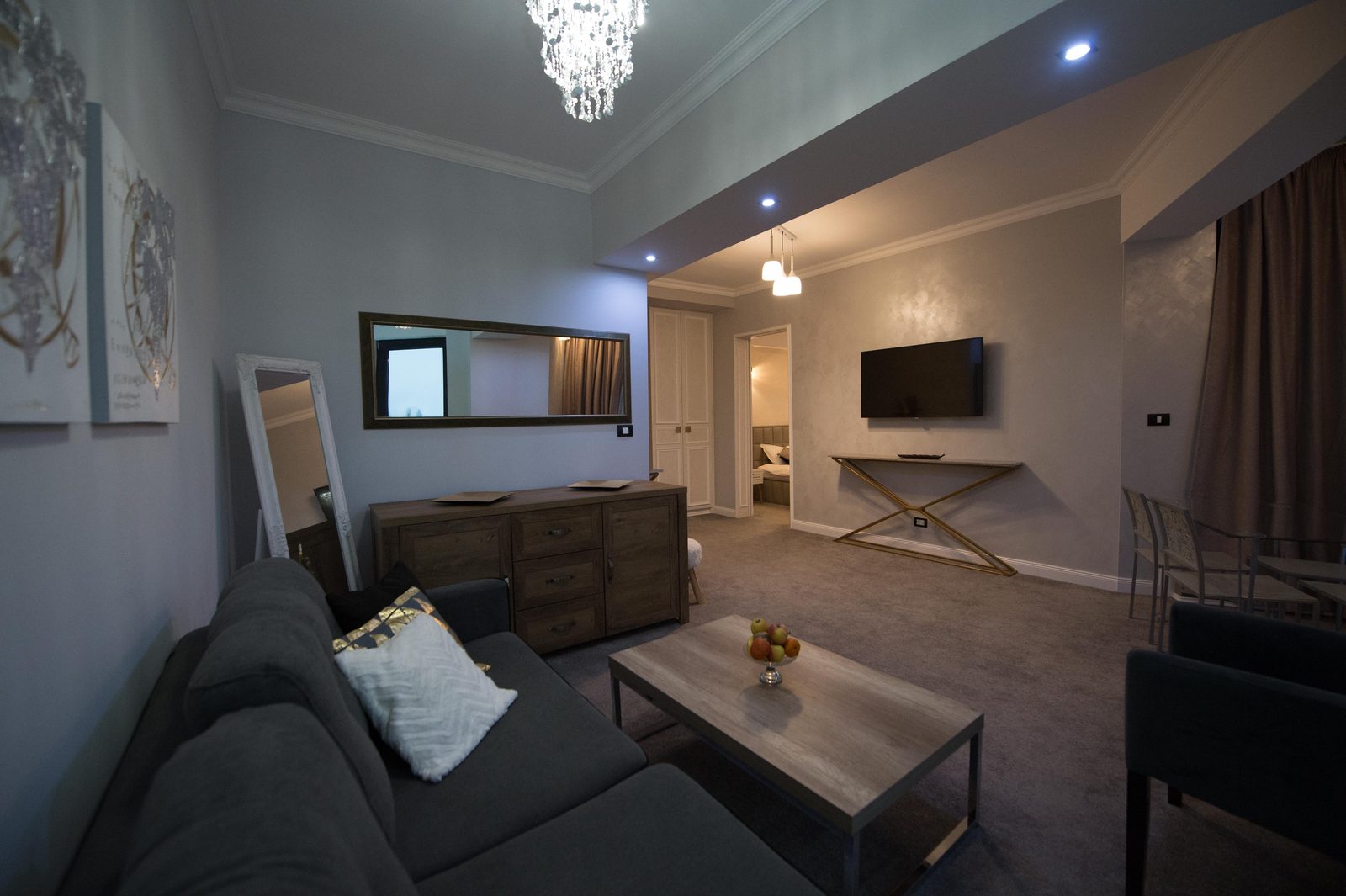 Salon de suite la Brater, lumină naturală și oglindă mare