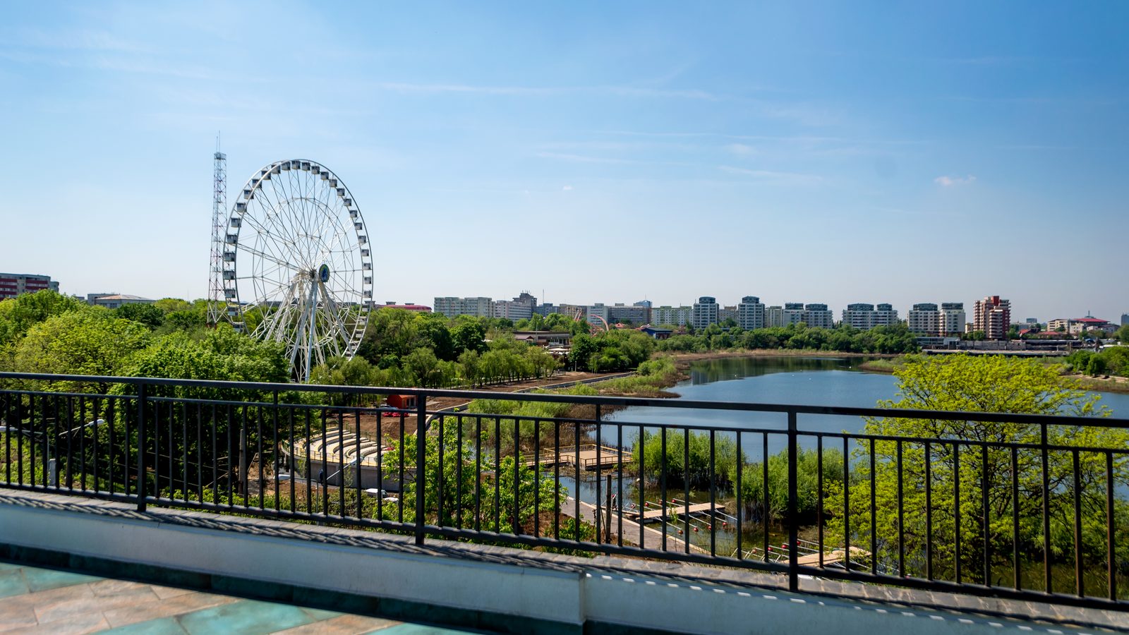 Lacul Tei și parcul văzute de pe terasa hotelului Brater, la răsărit
