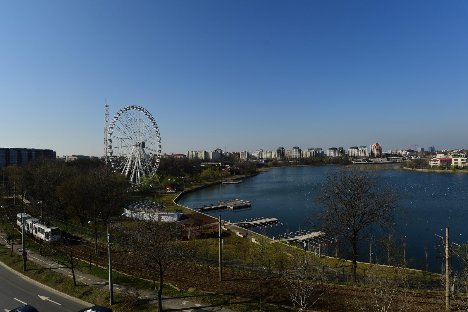 Lacul Tei, promenada și roata mare, văzute de lângă Brater