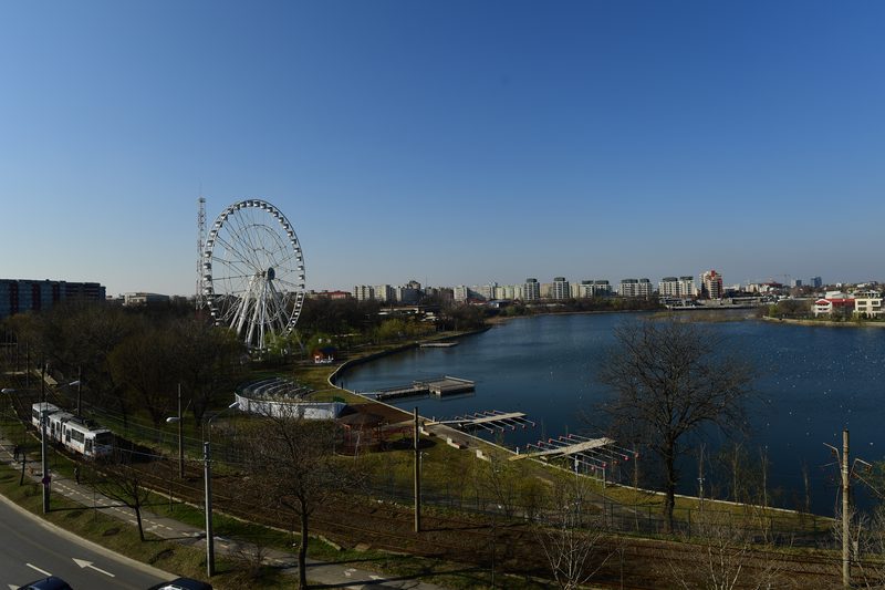 Malul Lacului Tei și promenada, la câțiva pași de Brater